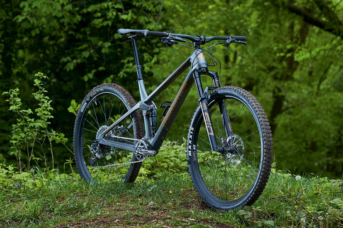 Angle pack shot of the Transition Spur X01 Carbon full suspension mountain bike
