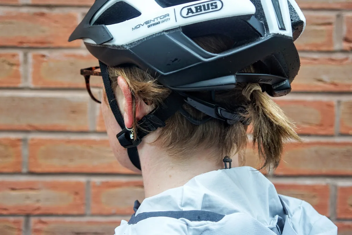 How to wear a helmet with a ponytail
