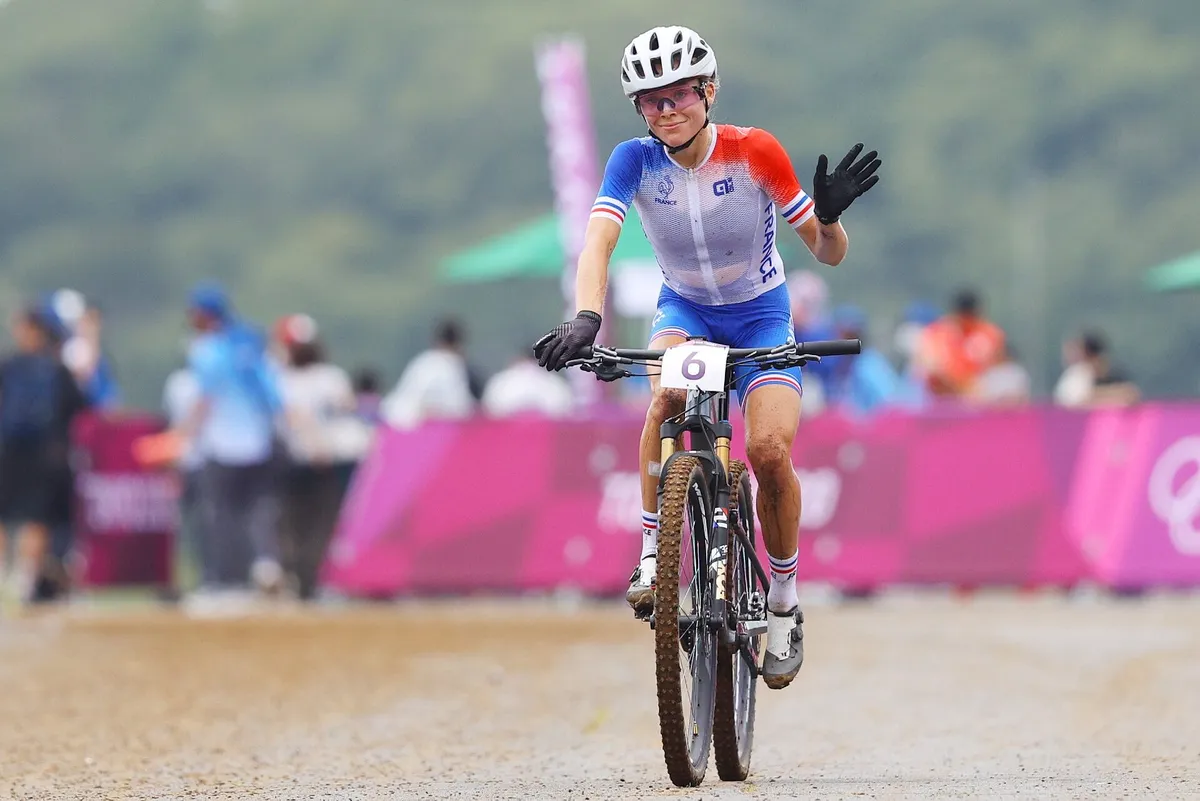 French rider Loana Lecomte, who finished sixth in the women's race, lost time due a dropped chain.