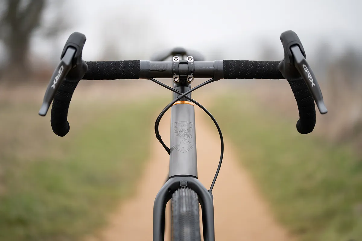 The J Laverack GRiT gravel bike is equipped with a PRO Discover alloy bar