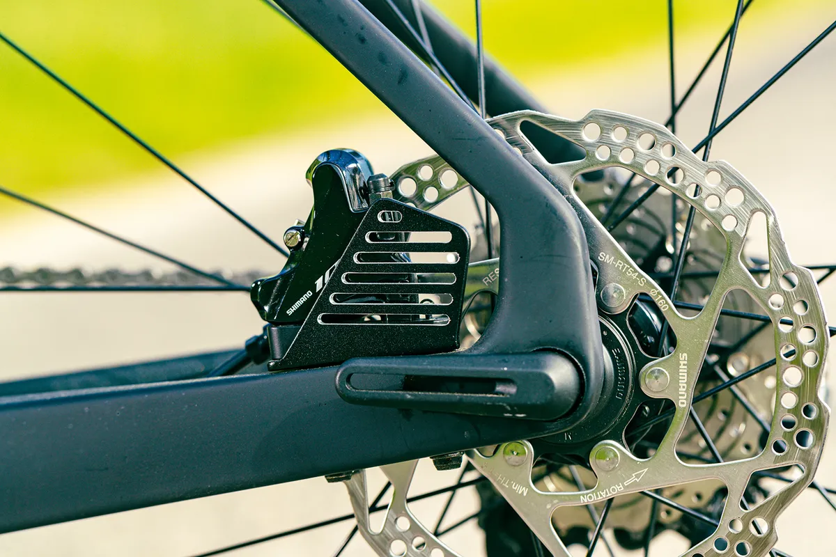 Shimano 105 hydraulic disc brakes on the Merida Reacto 4000 road bike have cooling fins