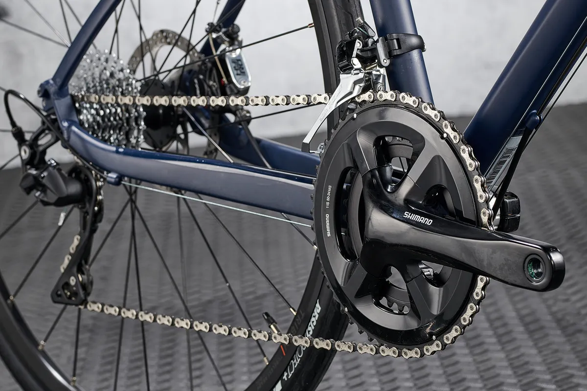 The Triban RC520 Disc road bike is equipped with a Shimano RS510 compact chainset