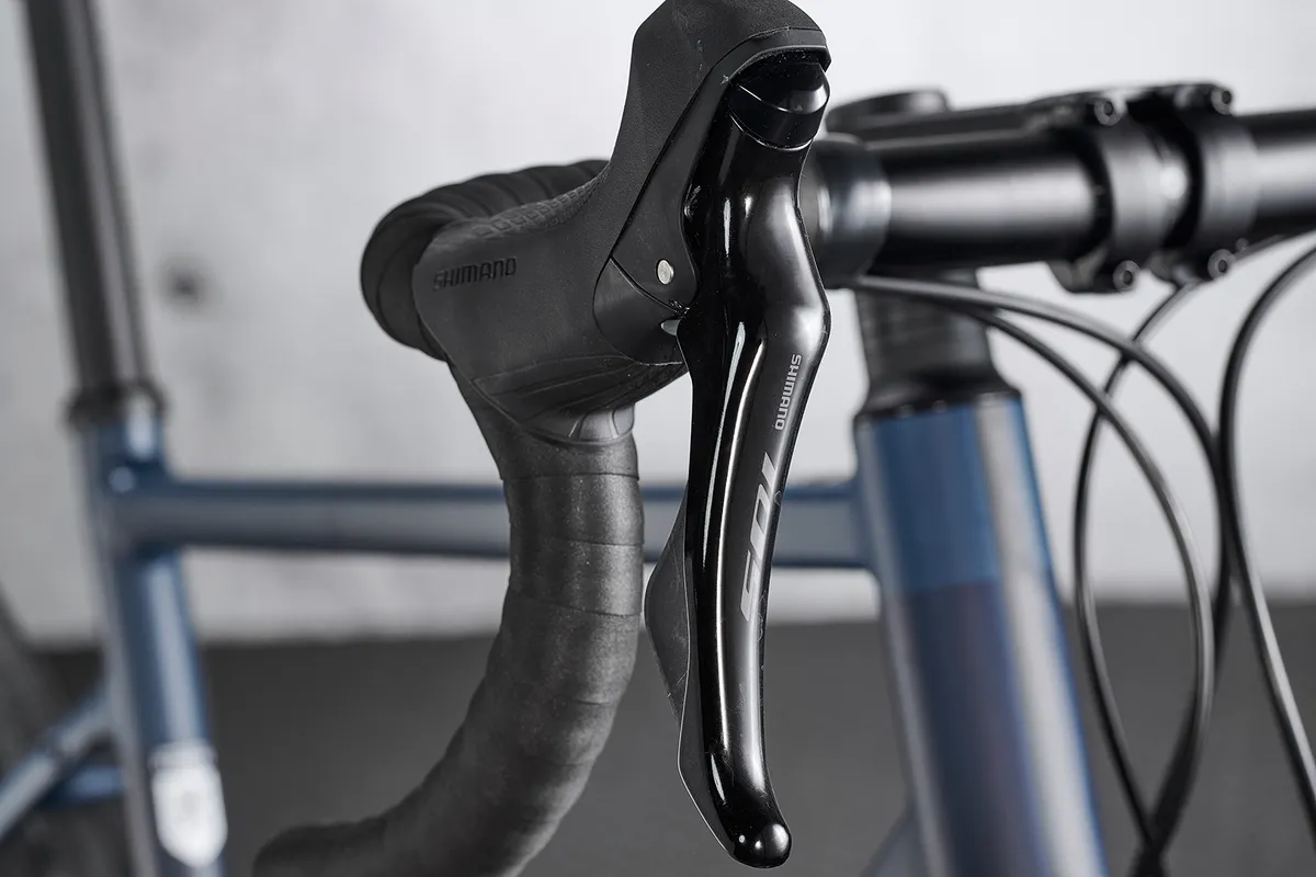 The Triban RC520 Disc road bike is equipped with a Shimano 105 levers