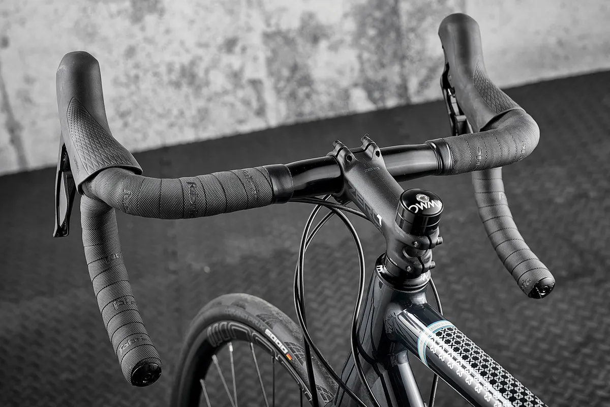 The Bowman Palace 3 Ultegra R8000 Disc is equipped with a Deda Zero cockpit