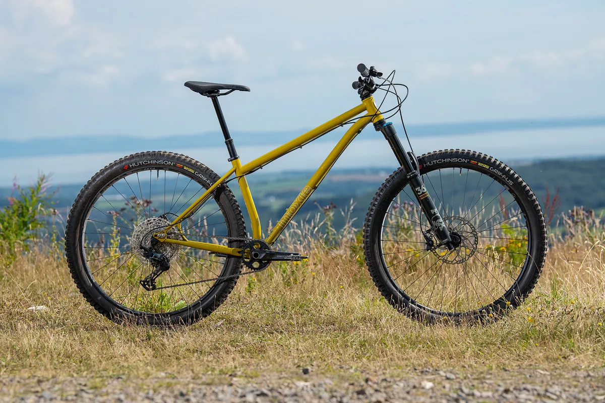 Pack shot of the Pipedream Moxie MX3 hardtail mountain bike