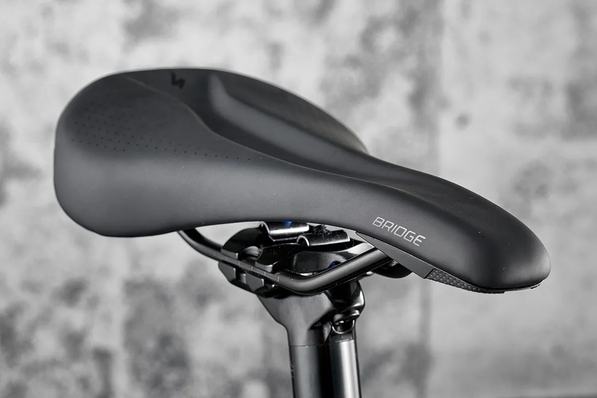The Specialized Allez Sport road bike is equipped with a Specialized Body Geometry Bridge saddle