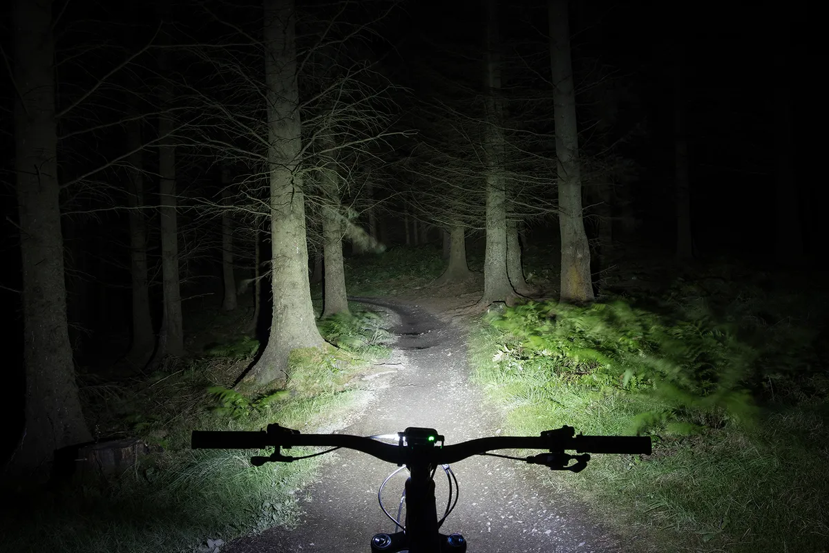 Gloworm XS Adventure Lightset (2.0) bicycle light beam shot