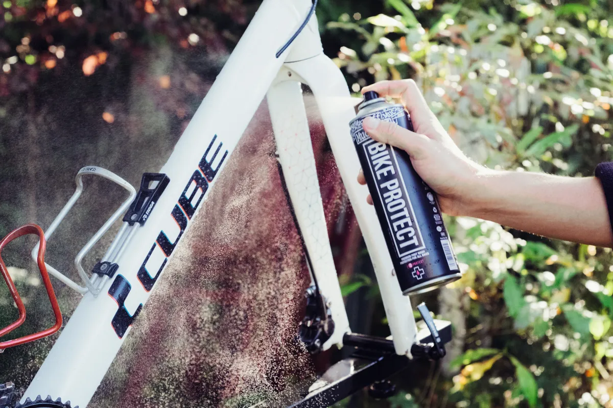 How to safely pressure wash a road or mountain bike – step-by-step guide