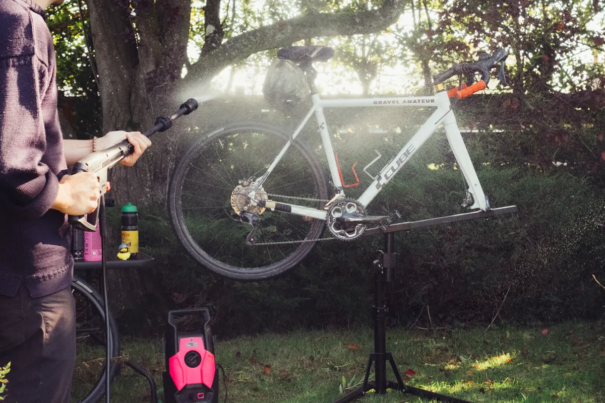 How to safely pressure wash a road or mountain bike – step-by-step guide