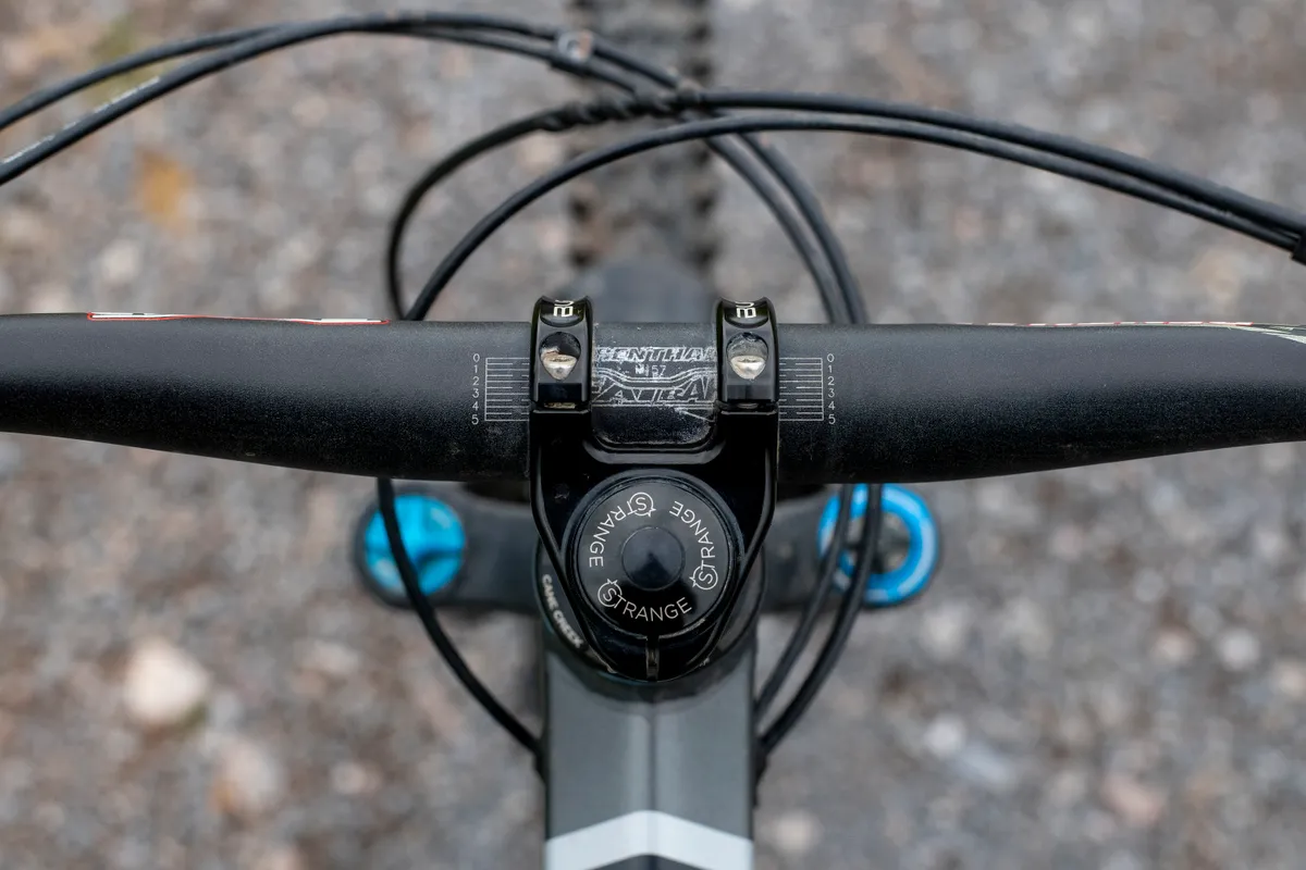 Mountain bike handlebar clamp