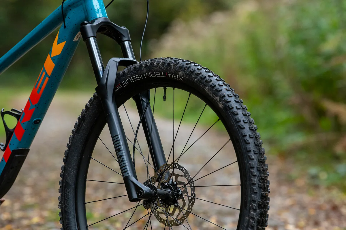 The Trek Roscoe 7 hardtail mountain bike is equipped with a RockShox Recon Silver RL