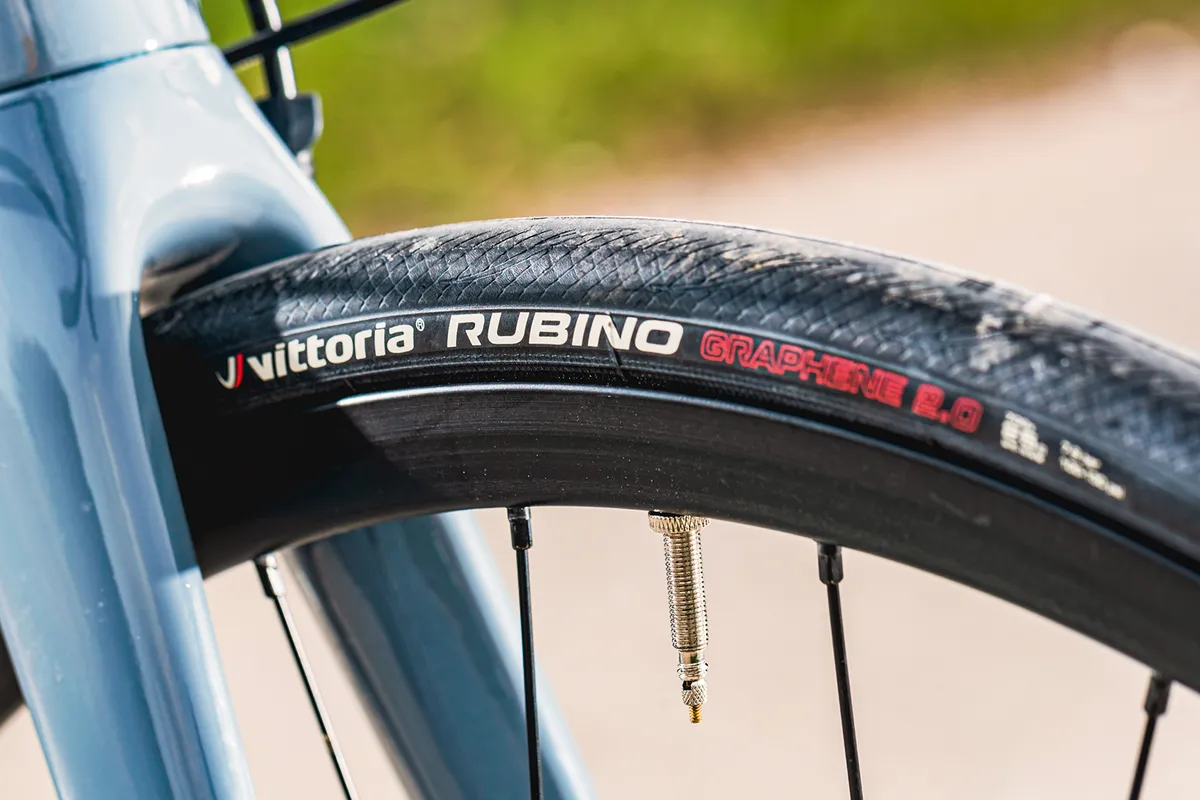 The Felt FR Advanced 105 Disc road bike is equipped with Vittoria Rubino IV 25c tyres