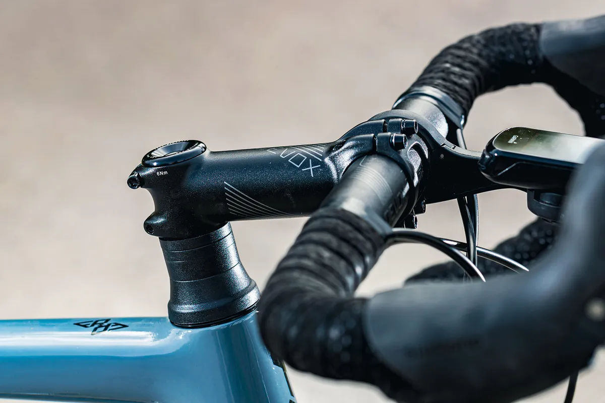 The Felt FR Advanced 105 Disc road bike is equipped with own branded Devox cockpit