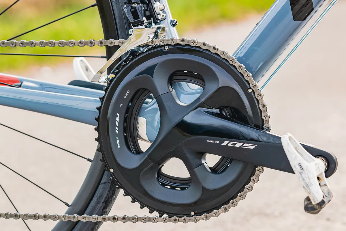 The Felt FR Advanced 105 Disc road bike is equipped with a Shimano 105 drivetrain