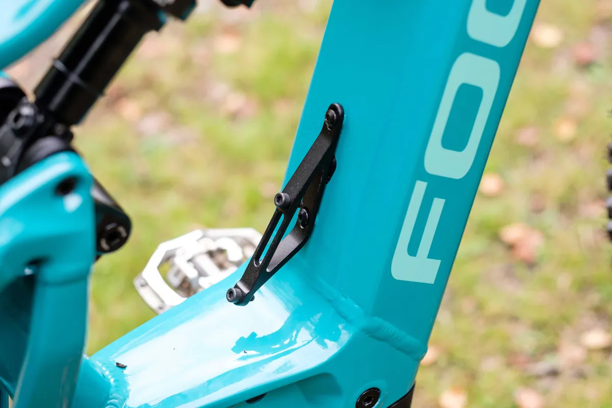 This bottle cage mount helps utilise the space inside the frind triangle so you can use a large water bottle.