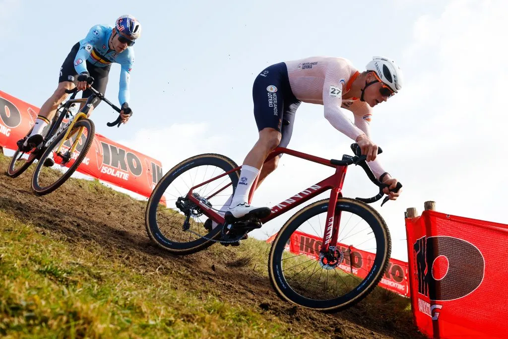 OOGERHEIDE - Mathieu van der Poel (R) and Wout van Aert (L) in action during the Cyclocross World Championships in North Brabant. ANP BAS CZERWINSKI (Photo by ANP via Getty Images)