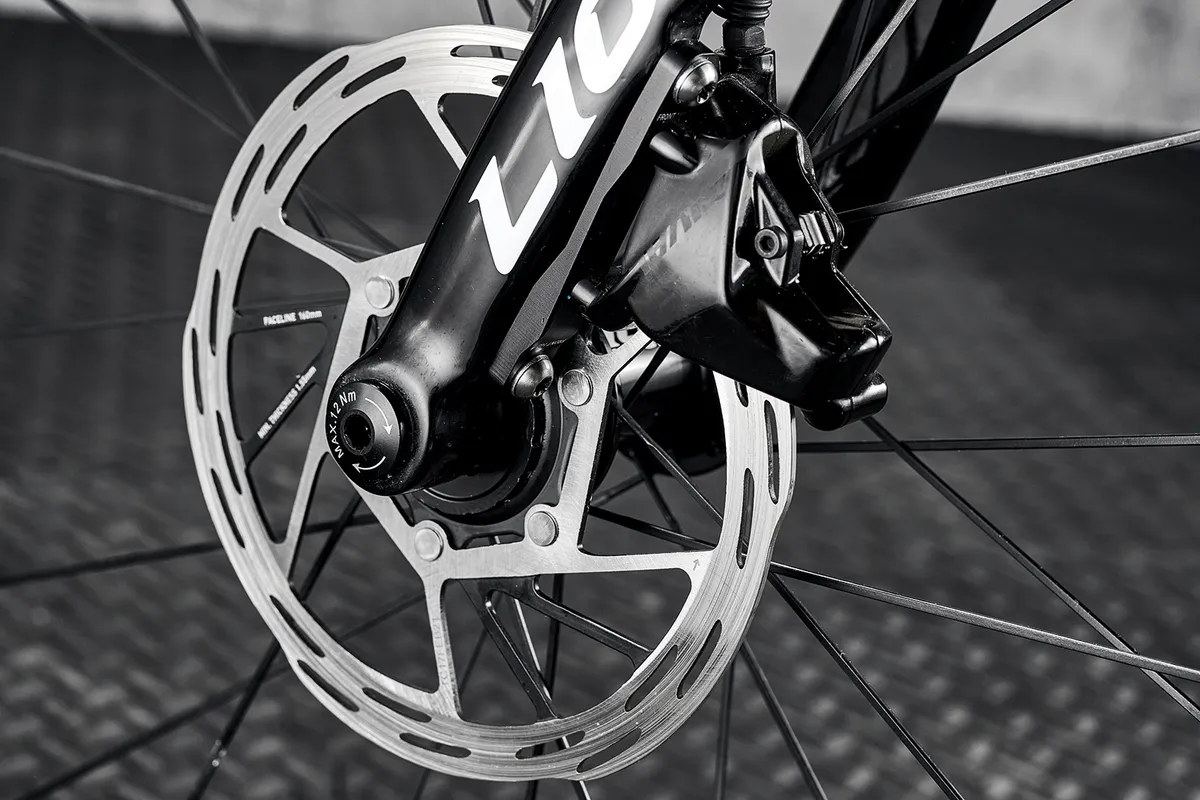The LIOS Bullet Rival disc AXS road bike is equipped with SRAM Rival hydraulic disc brakes
