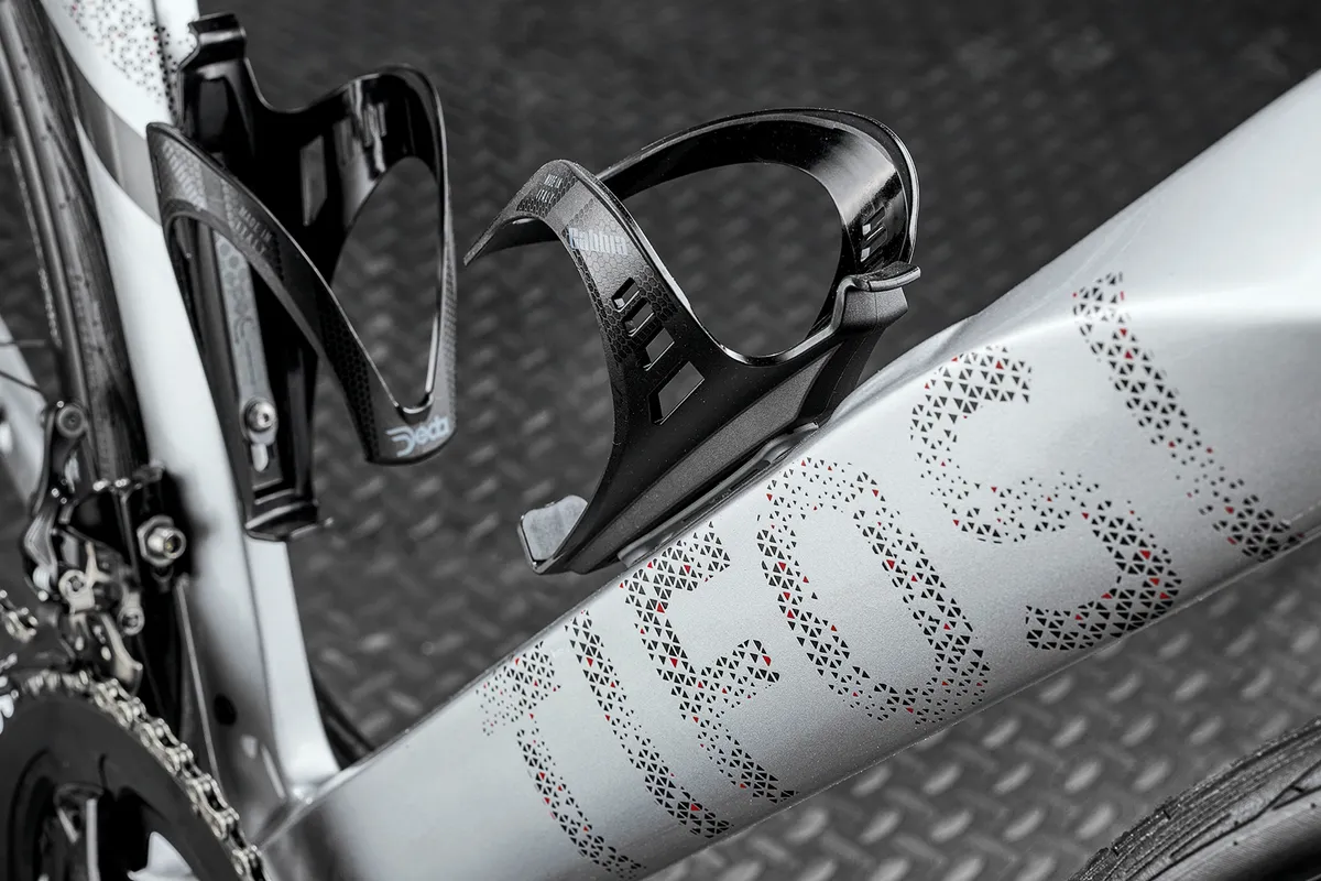 The Tifosi Auriga Chorus Disc road bike is fitted with 2 lightweight Deda bottle cages