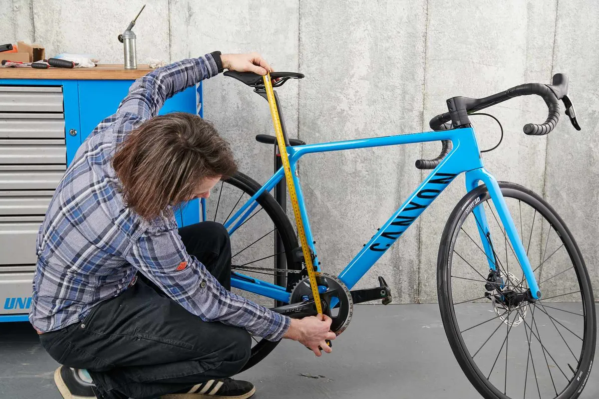 How to assemble a bike, setting saddle height with tape measure