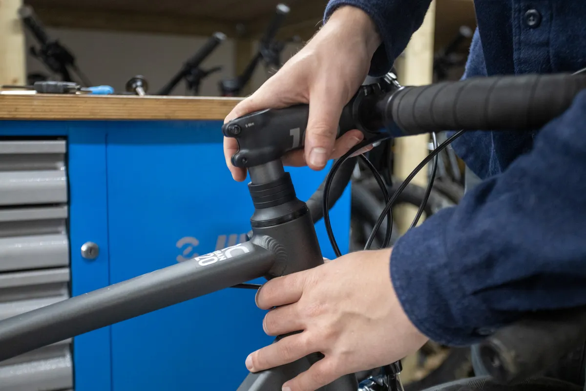 Installing Gel Padding on Carbon Road Bike Handlebars by Fizik