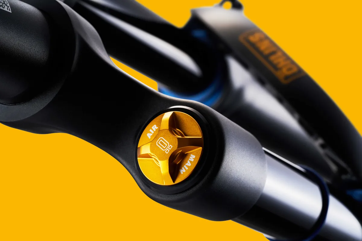 The new air spriing in the RXF34 m.2 uses positive and self equalising negatice air chamber, plus spring spacers to tune progression rather that the three air chambers used in their more gravity focused forks.