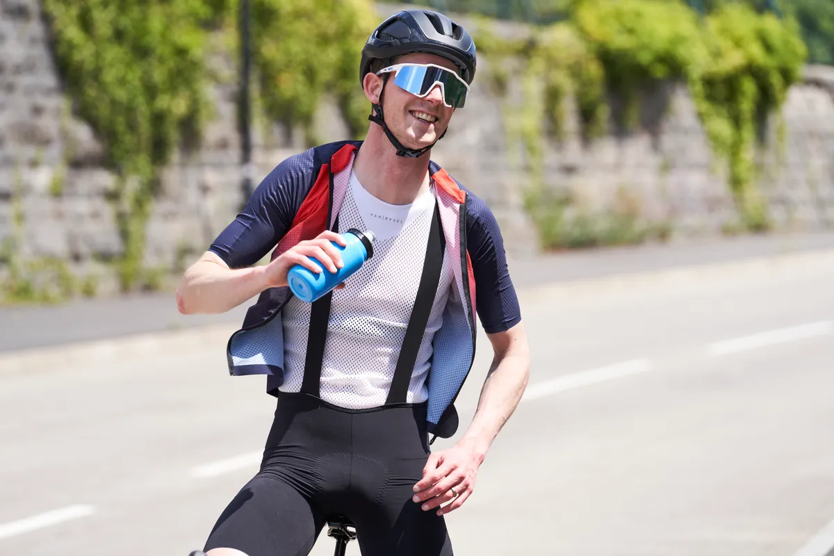 How to dress for cycling in the summer, bottles