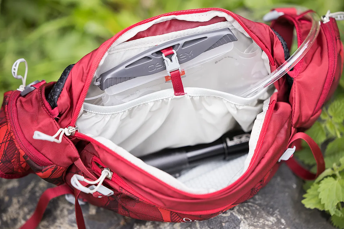 Osprey Seral 7 hip bag for mountain bikers
