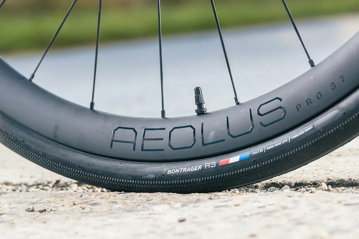 THE BEST TUBELESS BIKE TIRES - In The Know Cycling
