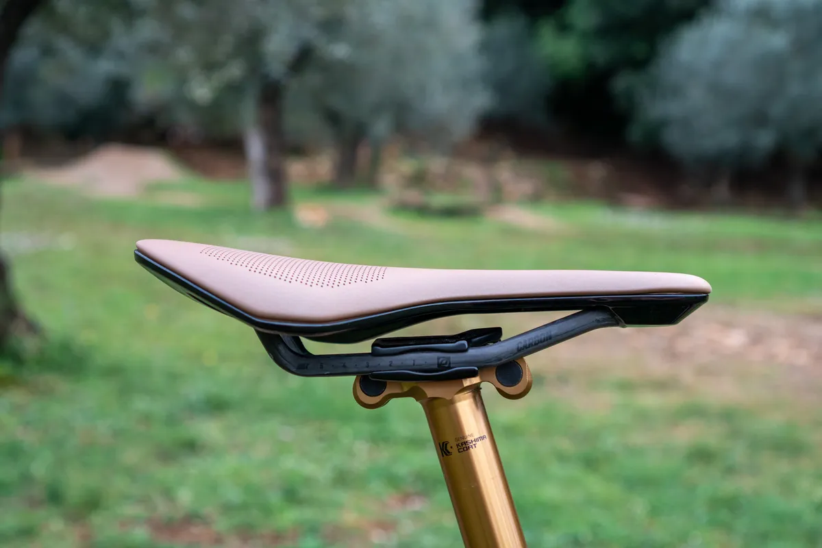 The Syncros Tofino saddle uses carbon rails.
