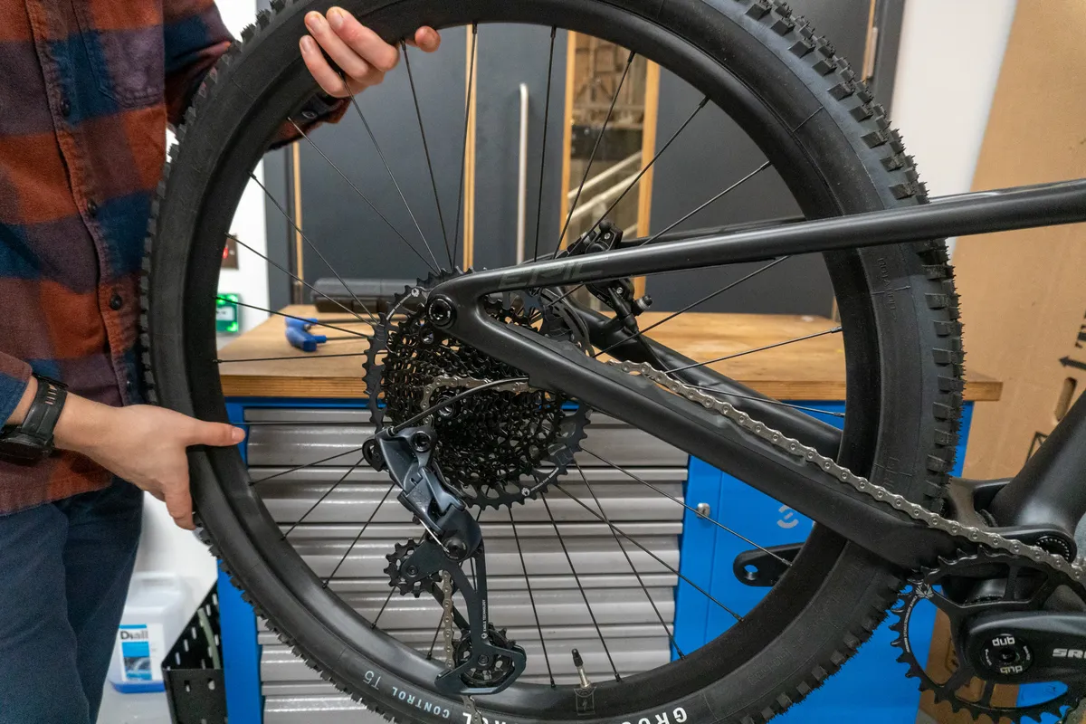 Oscar Huckle removing rear wheel from Specialized Epic