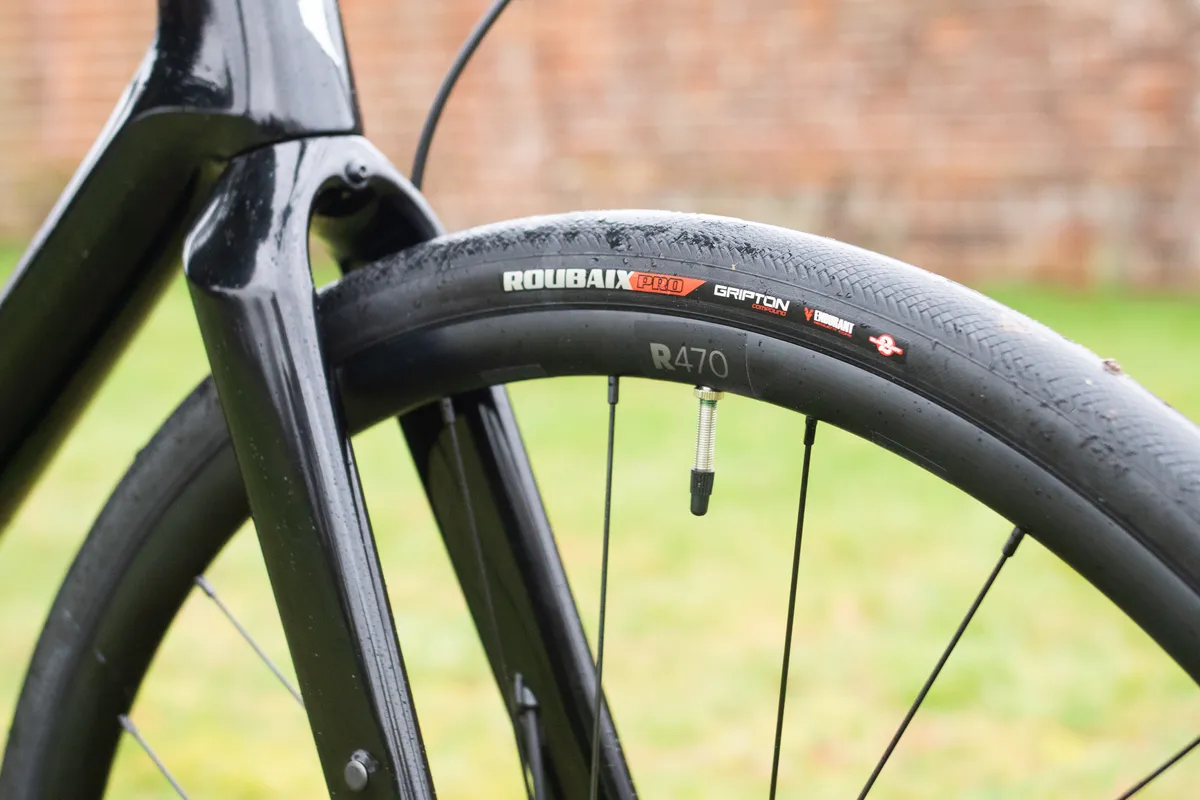 Specialized Roubaix Pro tyres on the Specialized Sirrus Carbon 6.0 hybrid bike