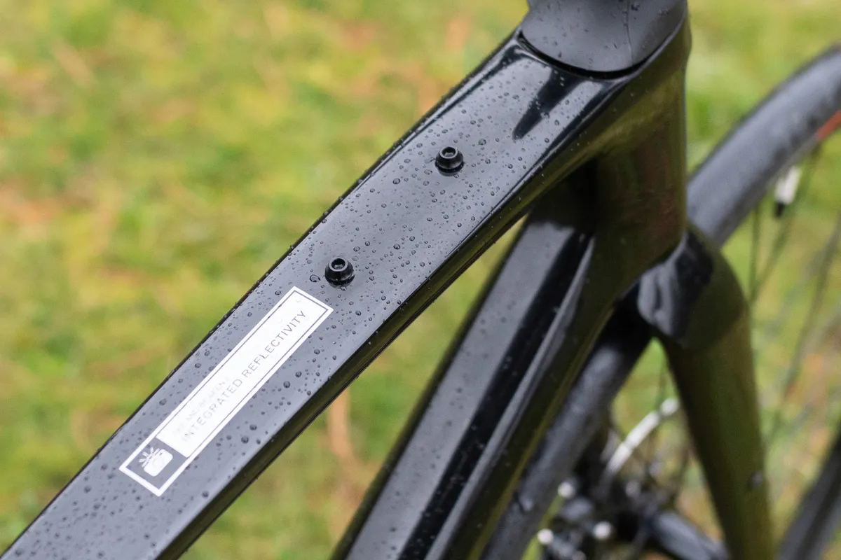Integrated reflectivity and top tube mounts on the Specialized Sirrus Carbon 6.0 hybrid bike