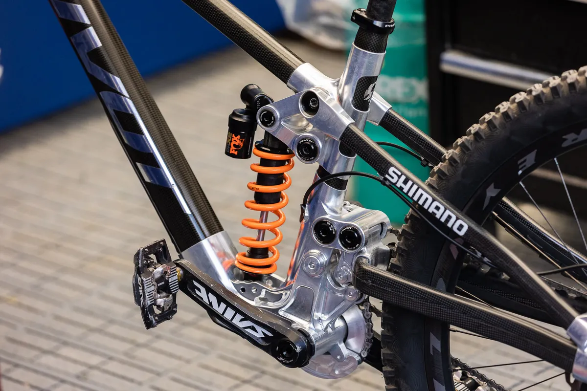 Lenzerheide Downhill Bike Tech 2023 Finlay Anderson – prototype Pivot downhill bike