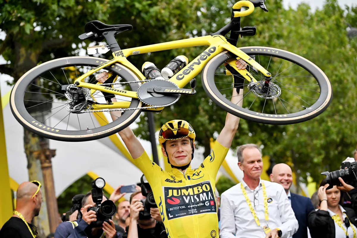 Jonas Vingegaard holding yellow Cervelo S5 at the 2023 Tour de France