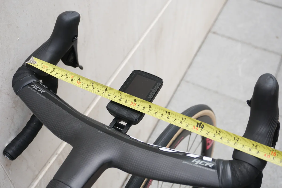 38cm-wide Vision ACR integrated handlebar on Richard Carapaz's Cannondale SuperSix Evo before the 2023 Tour de France