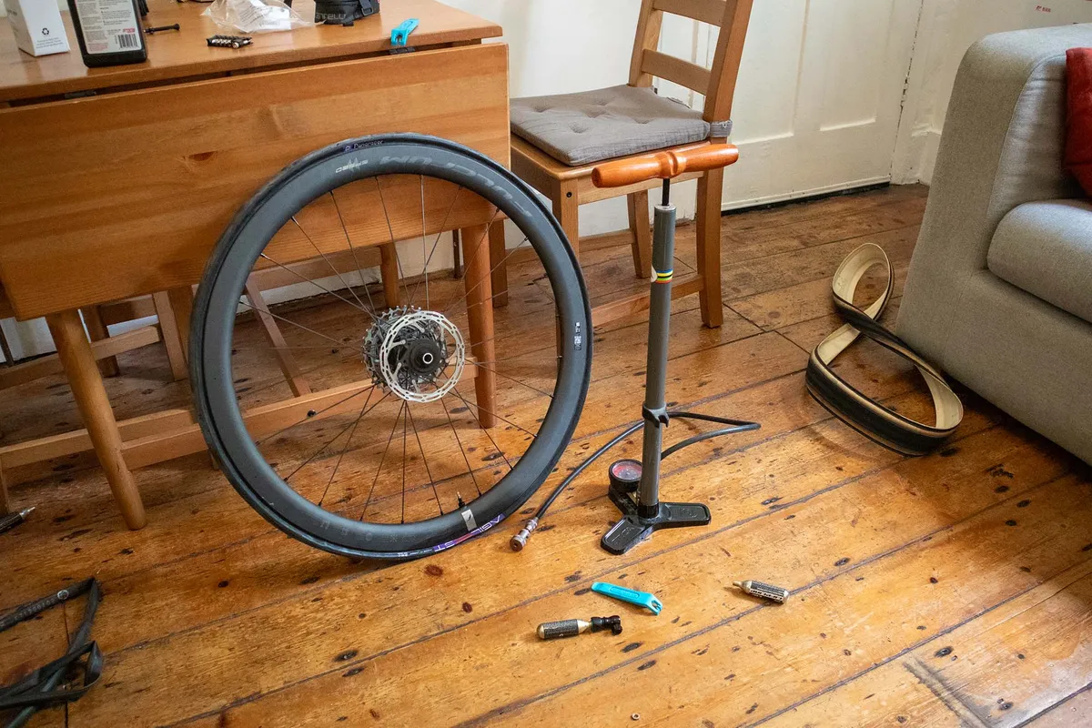 Setting up tubeless tyres.