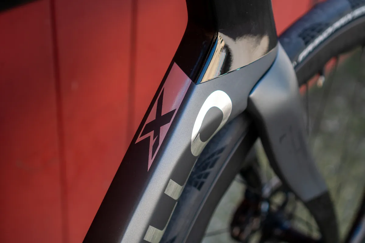 There's aero profiling at the fork / head tube interface.