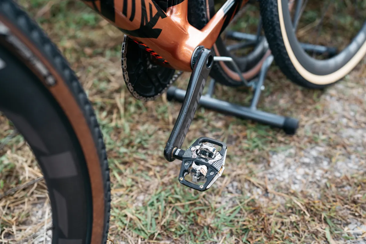 Valverde was one of few riders using two-bolt pedals.