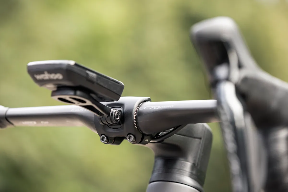 Focus Izalco Max 9.9 internal cable routing
