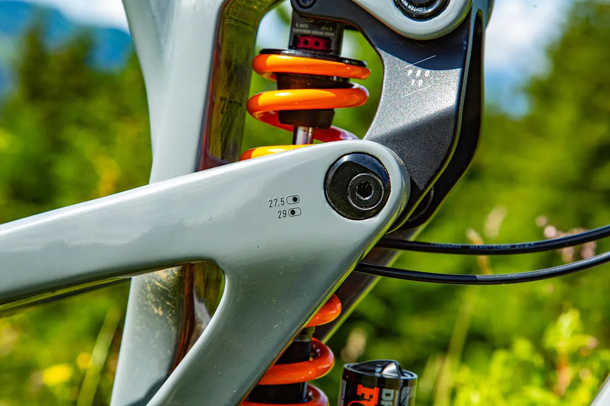 Flip chip on the Propain Rage 3 CF Mix Highend full suspension mountain bike