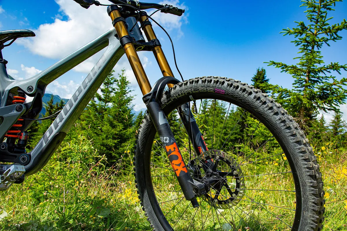 Propain Rage 3 CF Mix Highend full suspension mountain bike is equipped with a Fox 40 Factory fork