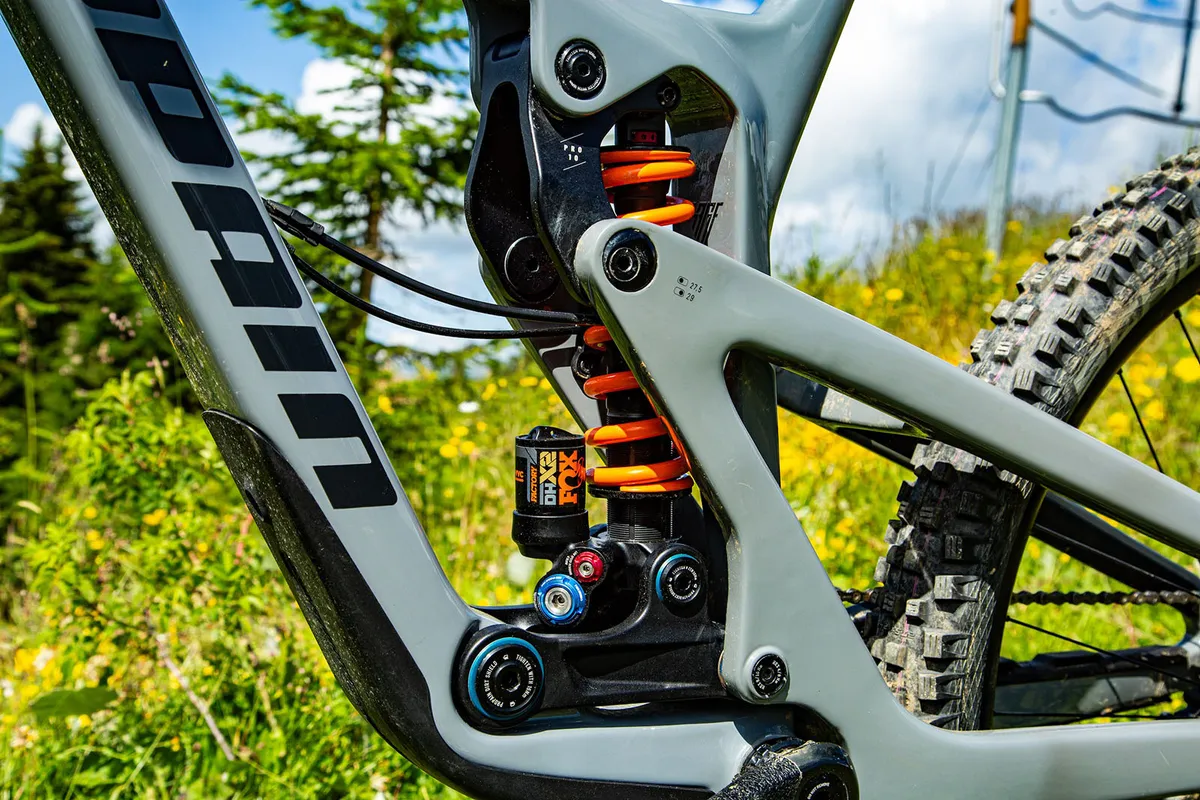 Propain Rage 3 CF Mix Highend full suspension mountain bike is equipped with a Fox Float DHX2 Factory rear shock