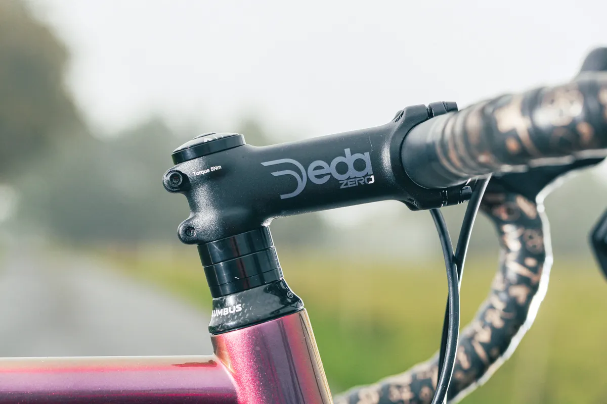 A traditional Deda Zero cockpit keeps things nice and simple.