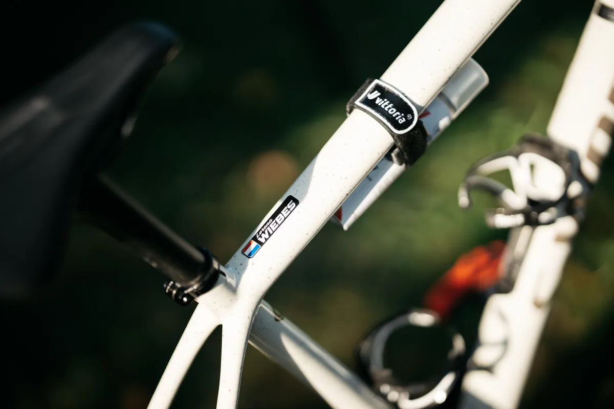 Lorena Wiebes has a dedicated strap for her puncture repair kit.