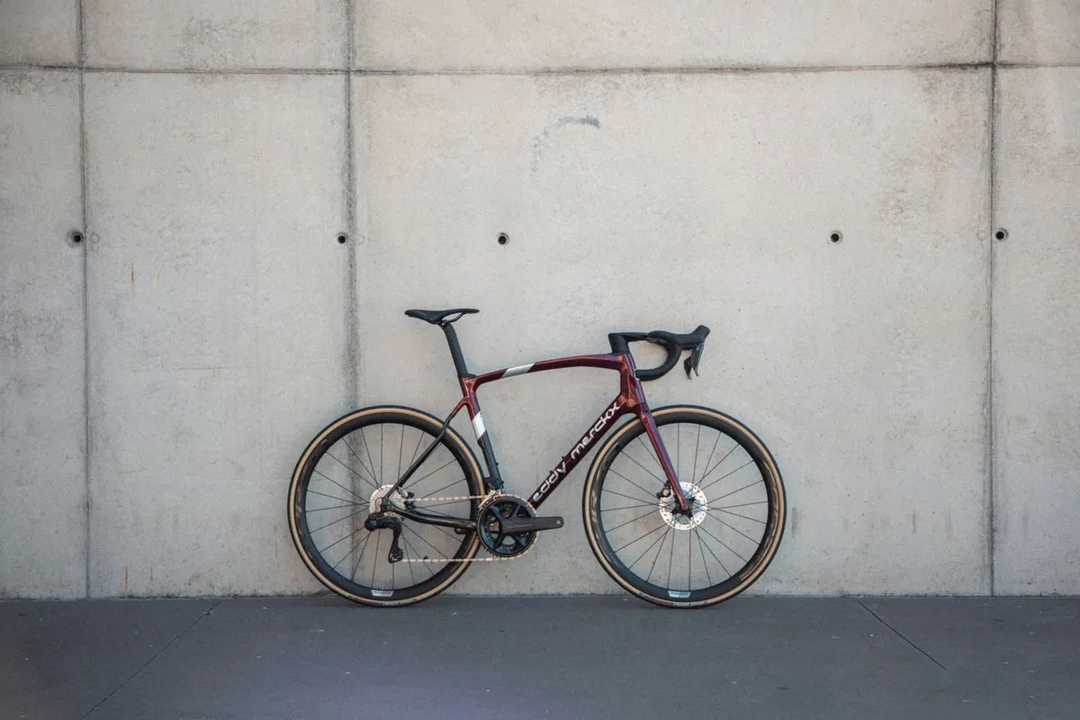 Eddy Merckx 525 race bike against grey wall
