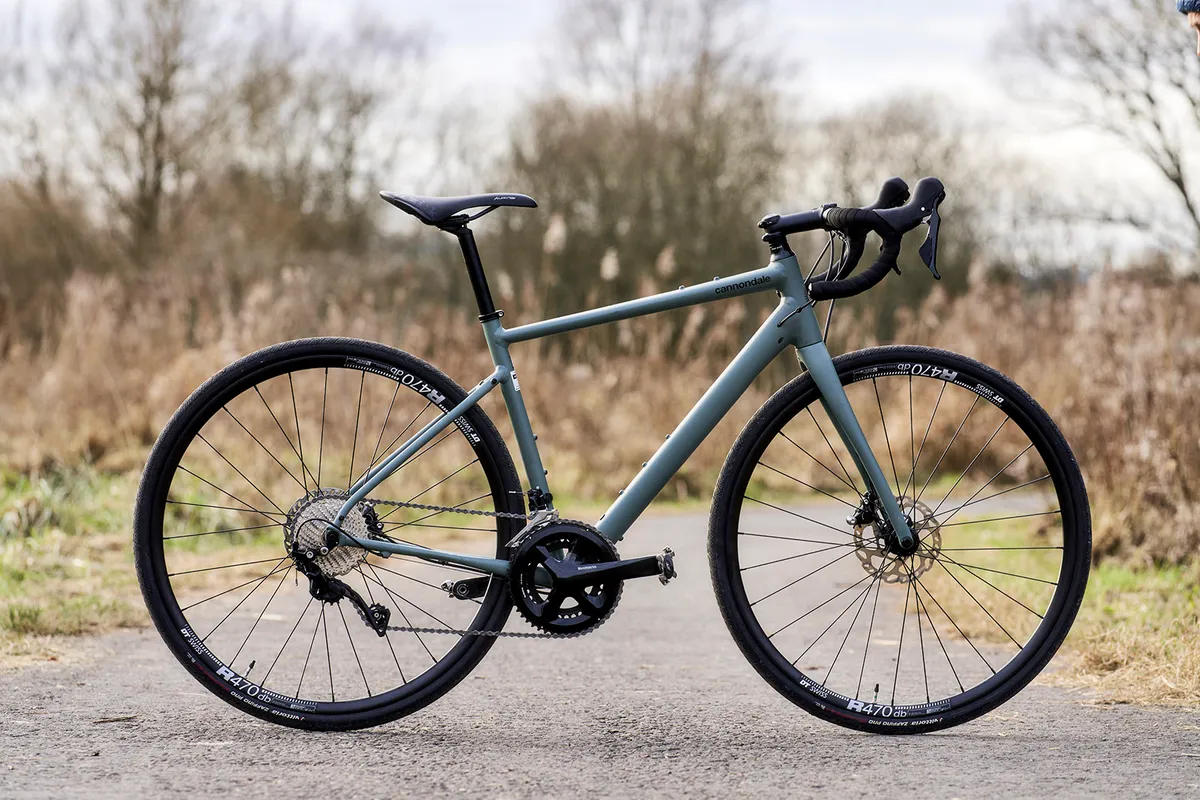 Pack shot of the Cannondale Synapse 1 road bike
