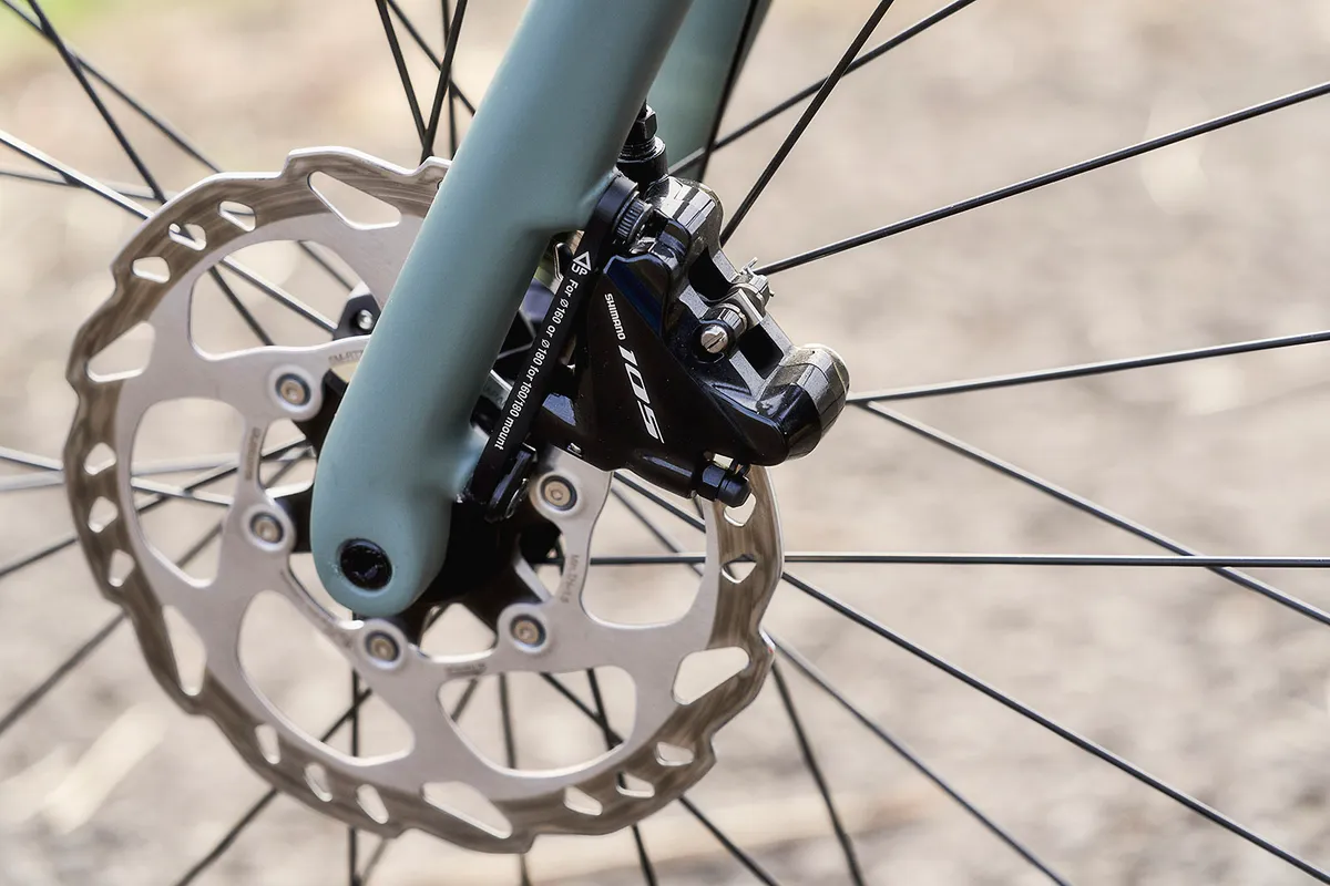 Shimano 105 brakes on the Cannondale Synapse 1 road bike