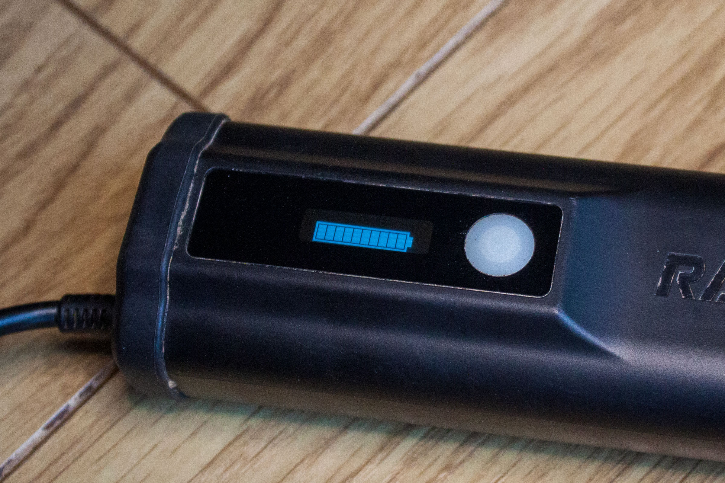 Ravemen-RX6000-battery-charge-indicator