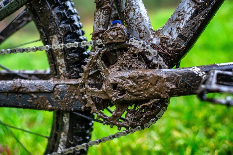 Muddy cranks on a mountain bike