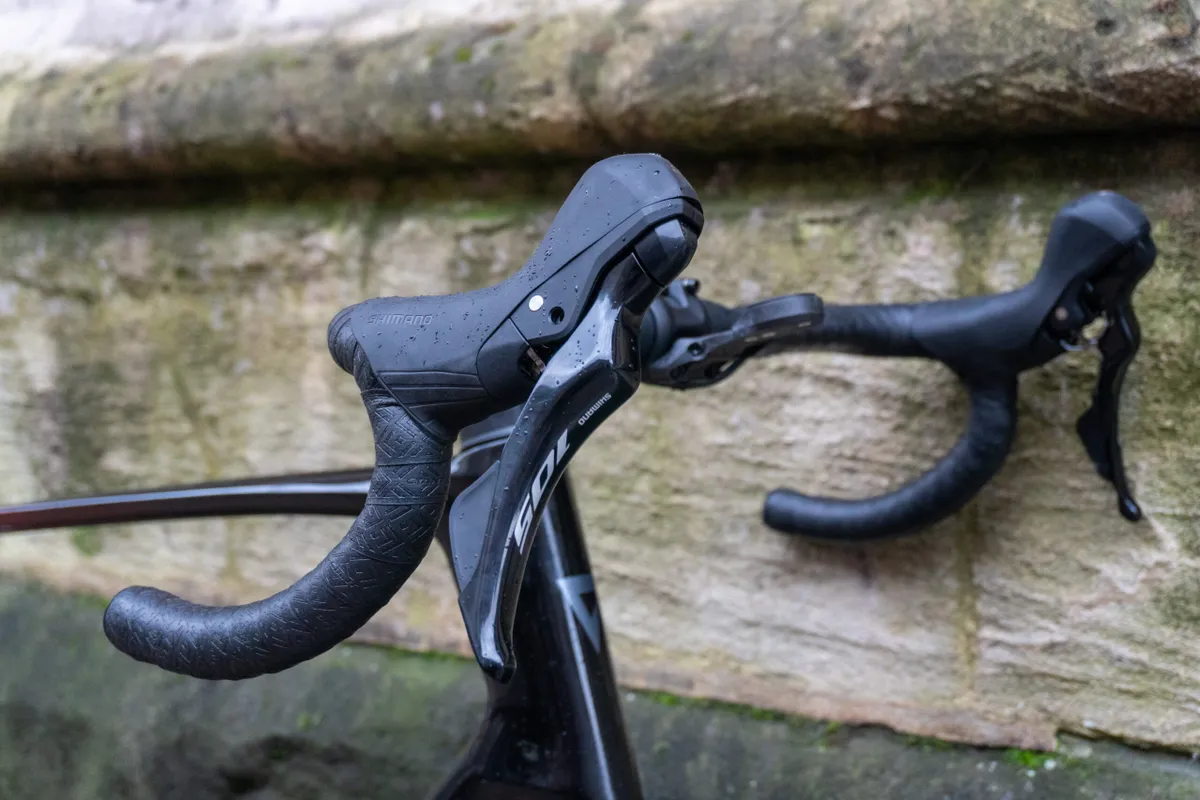 Shimano ST-R7120 shifters on Giant Defy Advanced Pro 2 